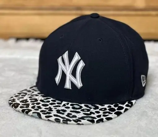 New Era 9Fifty NY Yankees MLB Leopard Print Visor Adjustable Baseball Cap in Navy
Adult small- Medium